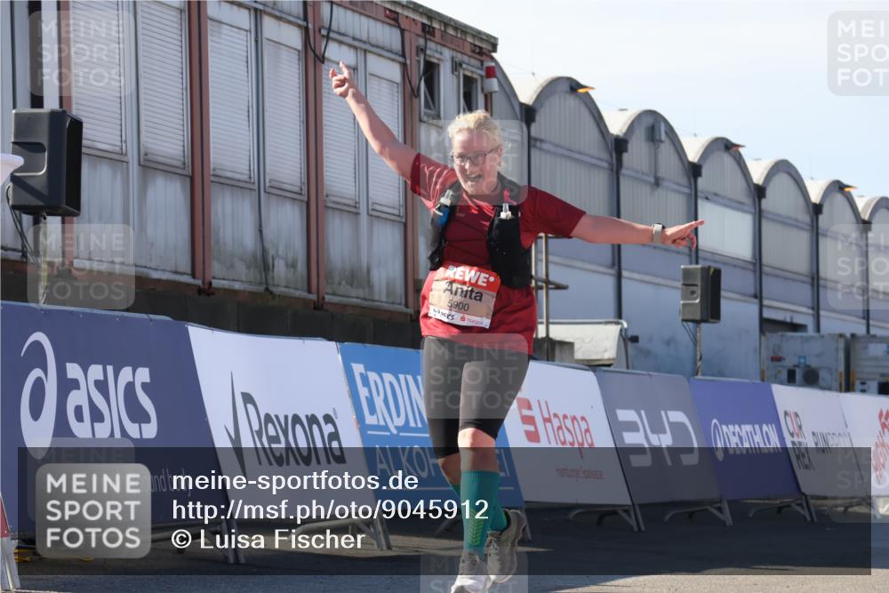 03.10.2025 - Köhlbrandbrückenlauf Luisa Fischer http://msf.ph/oto/9045912 03.10.2025 13:46:27 Ziel 5900 meine-sportfotos.de