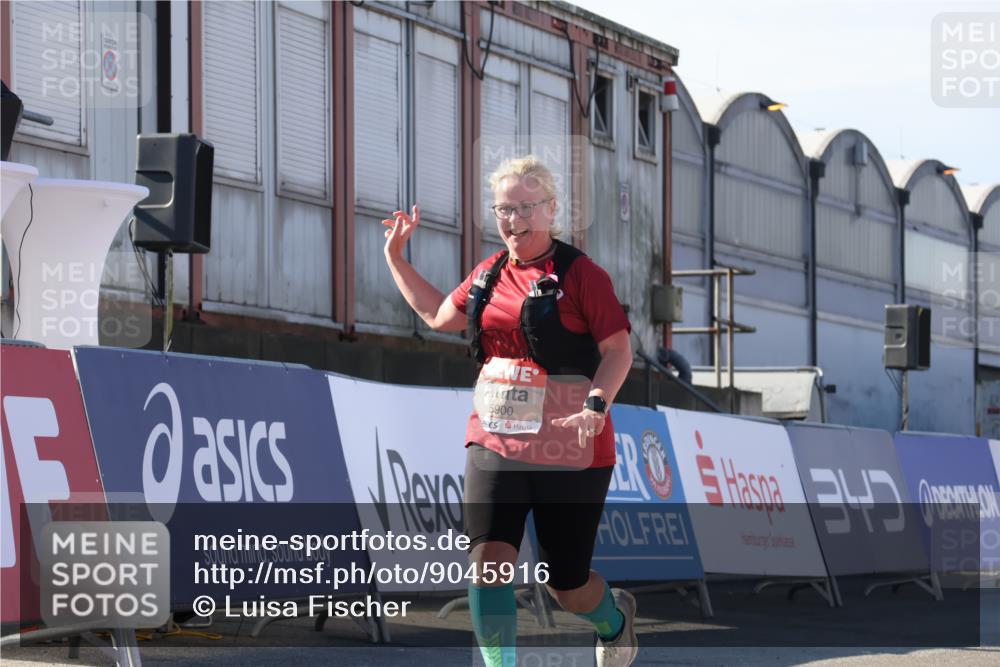 03.10.2025 - Köhlbrandbrückenlauf Luisa Fischer http://msf.ph/oto/9045916 03.10.2025 13:46:27 Ziel 5900 meine-sportfotos.de