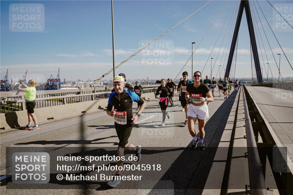03.10.2025 - Köhlbrandbrückenlauf Michael Burmester http://msf.ph/oto/9045918 03.10.2025 12:28:22 Position 1 6318 meine-sportfotos.de