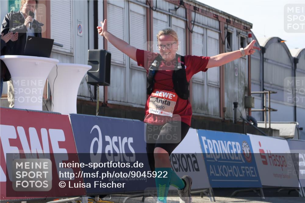 03.10.2025 - Köhlbrandbrückenlauf Luisa Fischer http://msf.ph/oto/9045922 03.10.2025 13:46:28 Ziel 5900 meine-sportfotos.de
