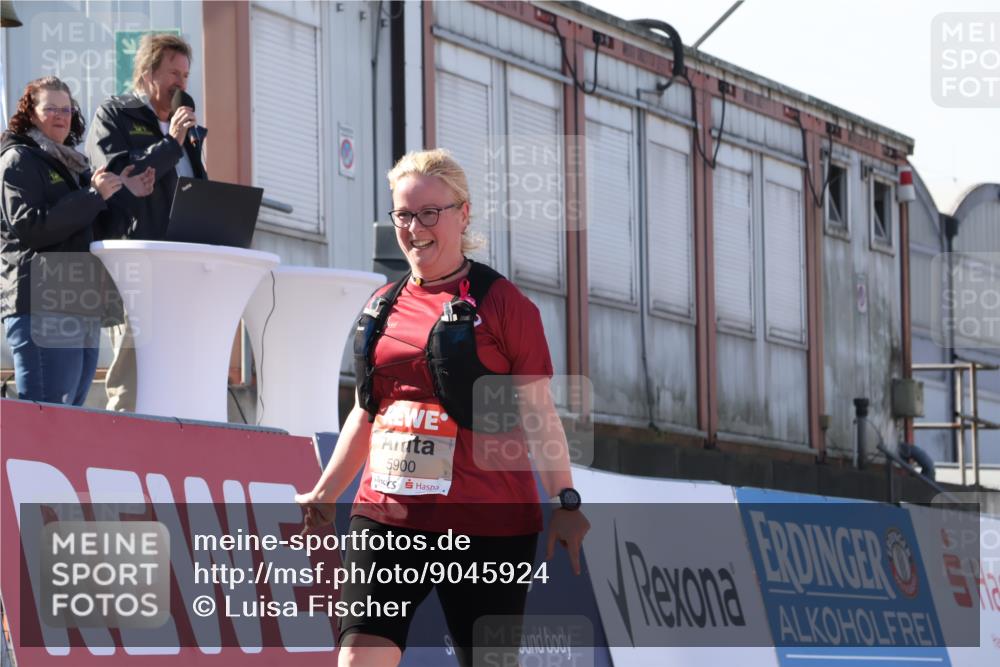 03.10.2025 - Köhlbrandbrückenlauf Luisa Fischer http://msf.ph/oto/9045924 03.10.2025 13:46:28 Ziel 5900 meine-sportfotos.de