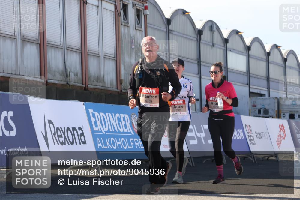 03.10.2025 - Köhlbrandbrückenlauf Luisa Fischer http://msf.ph/oto/9045936 03.10.2025 13:46:46 Ziel 5275, 5388, 5759 meine-sportfotos.de