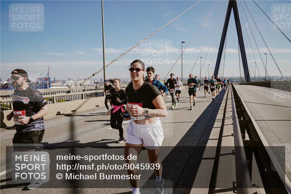 03.10.2025 - Köhlbrandbrückenlauf Michael Burmester http://msf.ph/oto/9045939 03.10.2025 12:28:23 Position 1  meine-sportfotos.de