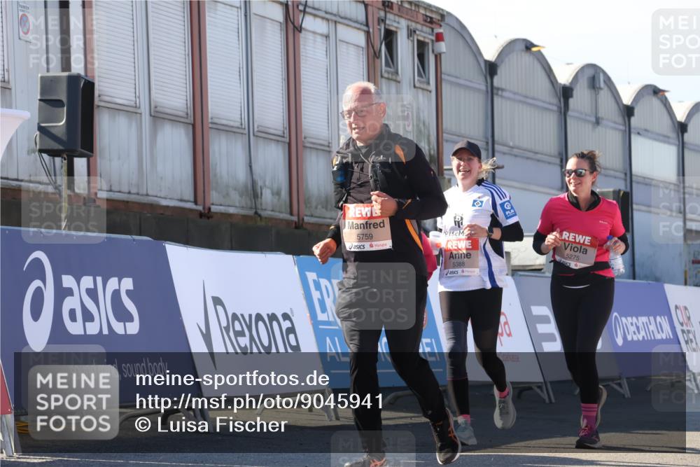 03.10.2025 - Köhlbrandbrückenlauf Luisa Fischer http://msf.ph/oto/9045941 03.10.2025 13:46:46 Ziel 5275, 5388, 5759 meine-sportfotos.de