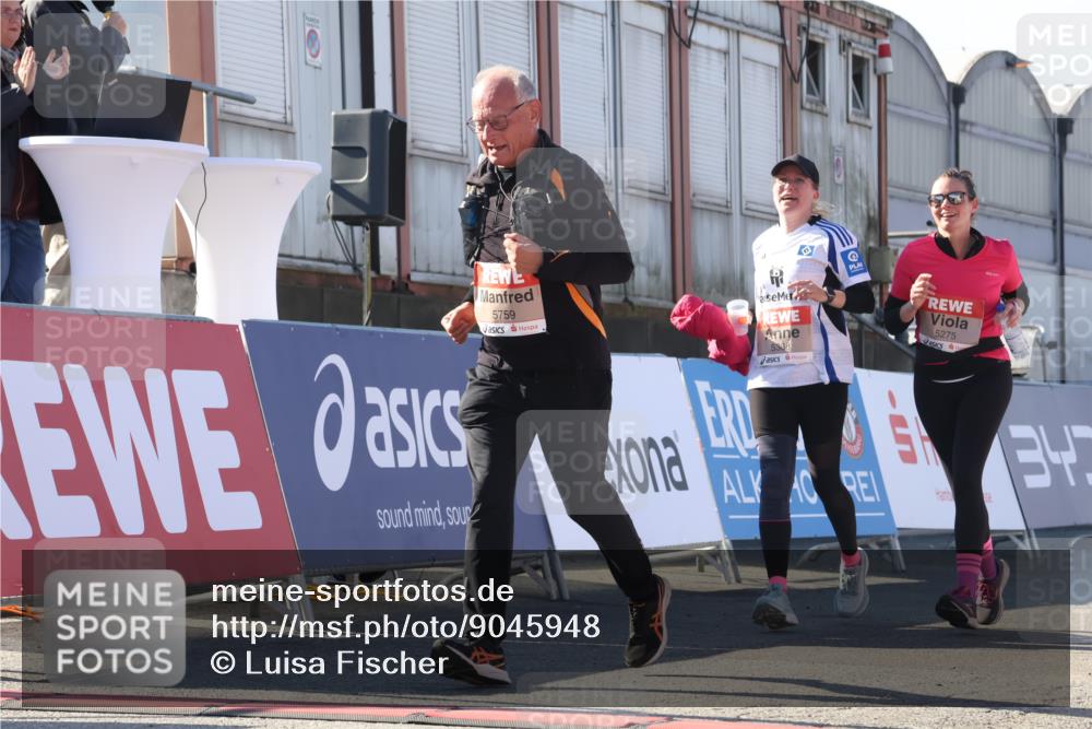 03.10.2025 - Köhlbrandbrückenlauf Luisa Fischer http://msf.ph/oto/9045948 03.10.2025 13:46:47 Ziel 5275, 5388, 5759 meine-sportfotos.de