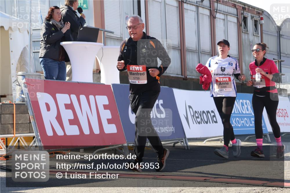 03.10.2025 - Köhlbrandbrückenlauf Luisa Fischer http://msf.ph/oto/9045953 03.10.2025 13:46:47 Ziel 5275, 5388, 5759 meine-sportfotos.de
