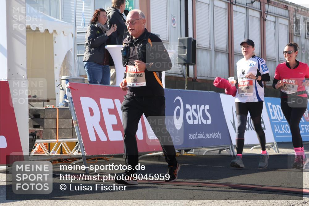 03.10.2025 - Köhlbrandbrückenlauf Luisa Fischer http://msf.ph/oto/9045959 03.10.2025 13:46:48 Ziel 5275, 5372, 5388, 5759 meine-sportfotos.de