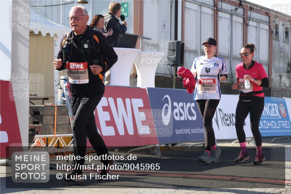 03.10.2025 - Köhlbrandbrückenlauf Luisa Fischer http://msf.ph/oto/9045965 03.10.2025 13:46:48 Ziel 5275, 5372, 5388, 5759 meine-sportfotos.de
