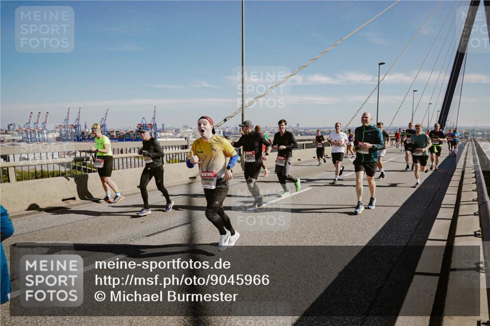 03.10.2025 - Köhlbrandbrückenlauf Michael Burmester http://msf.ph/oto/9045966 03.10.2025 12:28:24 Position 1 5306 meine-sportfotos.de