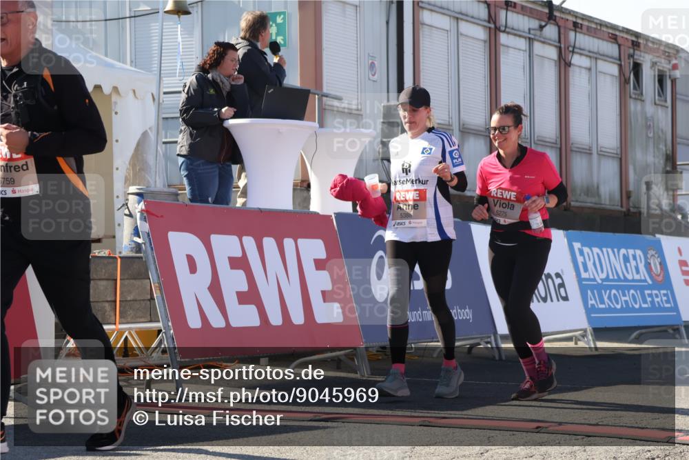 03.10.2025 - Köhlbrandbrückenlauf Luisa Fischer http://msf.ph/oto/9045969 03.10.2025 13:46:48 Ziel 5275, 5372, 5388, 5759 meine-sportfotos.de