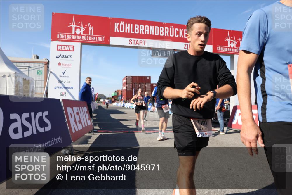 03.10.2025 - Köhlbrandbrückenlauf Lena Gebhardt http://msf.ph/oto/9045971 03.10.2025 13:01:35 Ziel 4047, 4073, 4199, 4219, 4220, 4257, 4284, 4292, 4304, 5424, 6775, 6801 meine-sportfotos.de