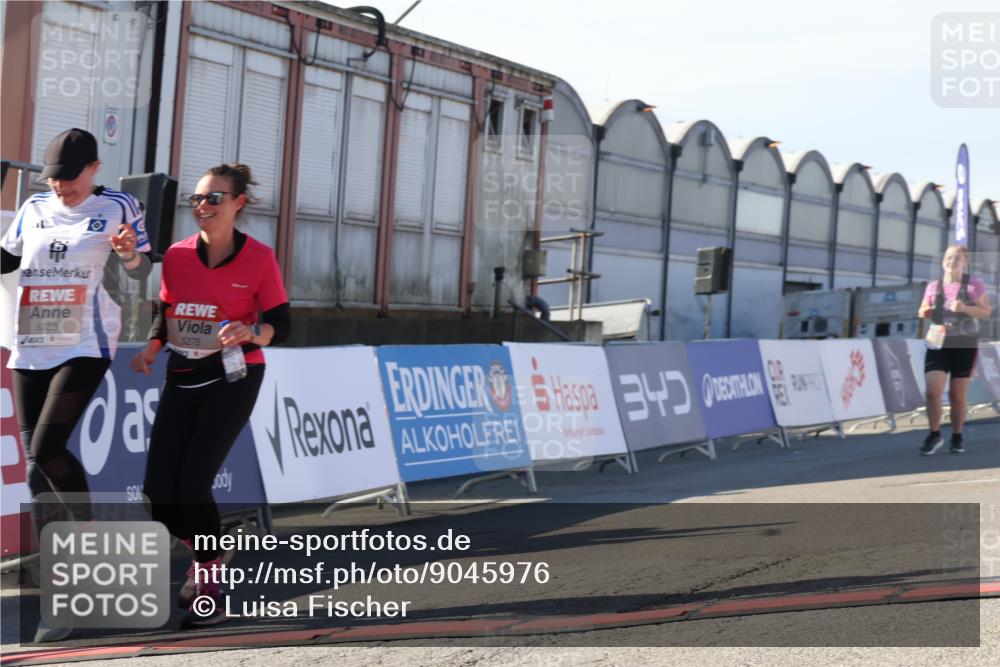 03.10.2025 - Köhlbrandbrückenlauf Luisa Fischer http://msf.ph/oto/9045976 03.10.2025 13:46:49 Ziel 7034, 5275, 5372, 5388, 5759 meine-sportfotos.de