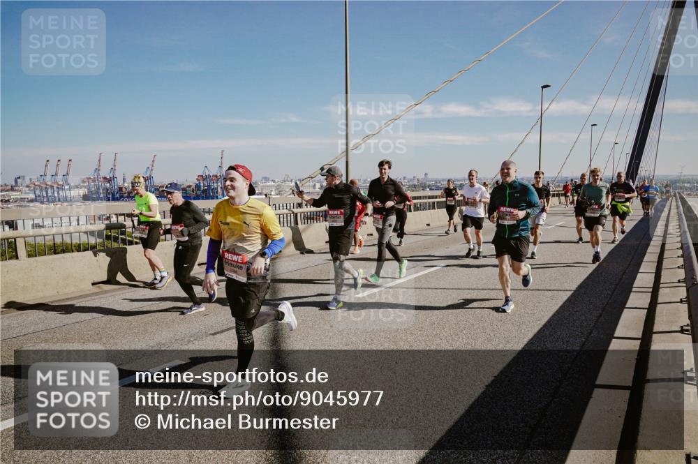 03.10.2025 - Köhlbrandbrückenlauf Michael Burmester http://msf.ph/oto/9045977 03.10.2025 12:28:25 Position 1  meine-sportfotos.de