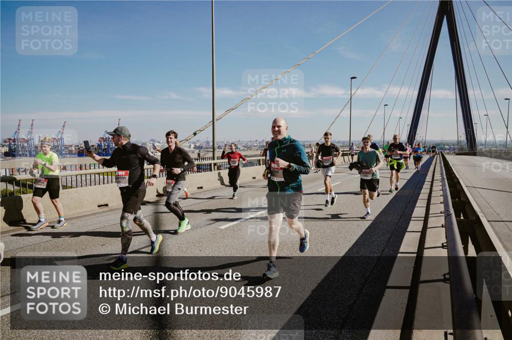 03.10.2025 - Köhlbrandbrückenlauf Michael Burmester http://msf.ph/oto/9045987 03.10.2025 12:28:25 Position 1  meine-sportfotos.de