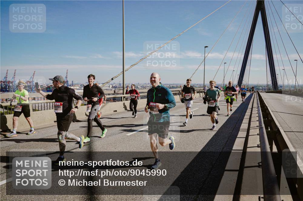 03.10.2025 - Köhlbrandbrückenlauf Michael Burmester http://msf.ph/oto/9045990 03.10.2025 12:28:25 Position 1  meine-sportfotos.de