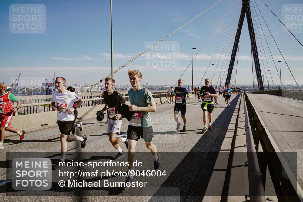03.10.2025 - Köhlbrandbrückenlauf Michael Burmester http://msf.ph/oto/9046004 03.10.2025 12:28:27 Position 1 36, 4048 meine-sportfotos.de