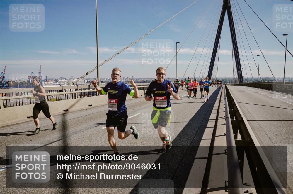 03.10.2025 - Köhlbrandbrückenlauf Michael Burmester http://msf.ph/oto/9046031 03.10.2025 12:28:28 Position 1 6685, 6686 meine-sportfotos.de