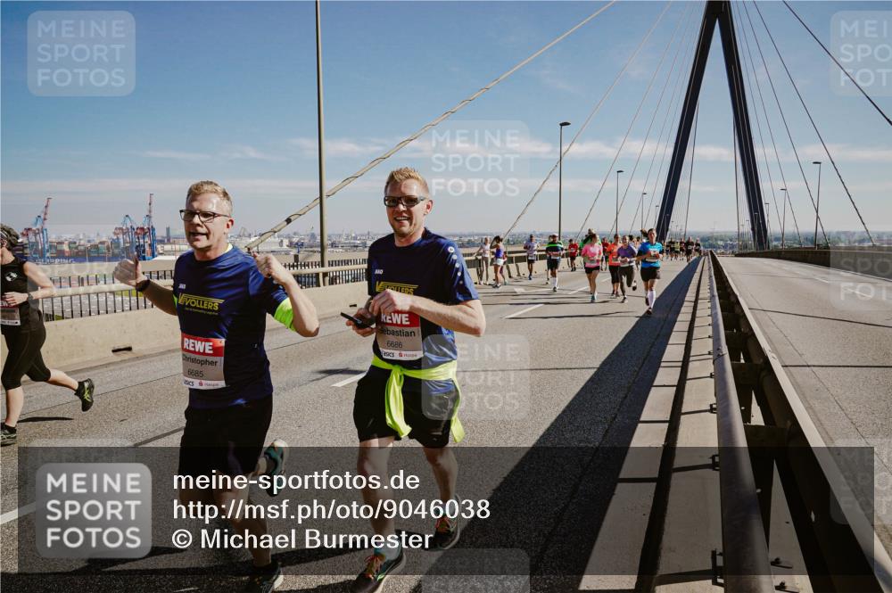 03.10.2025 - Köhlbrandbrückenlauf Michael Burmester http://msf.ph/oto/9046038 03.10.2025 12:28:28 Position 1 6686, 6685 meine-sportfotos.de