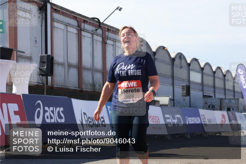 03.10.2025 - Köhlbrandbrückenlauf Luisa Fischer http://msf.ph/oto/9046043 03.10.2025 13:46:59 Ziel 7034, 5275, 5295, 5372, 5388, 6558 meine-sportfotos.de