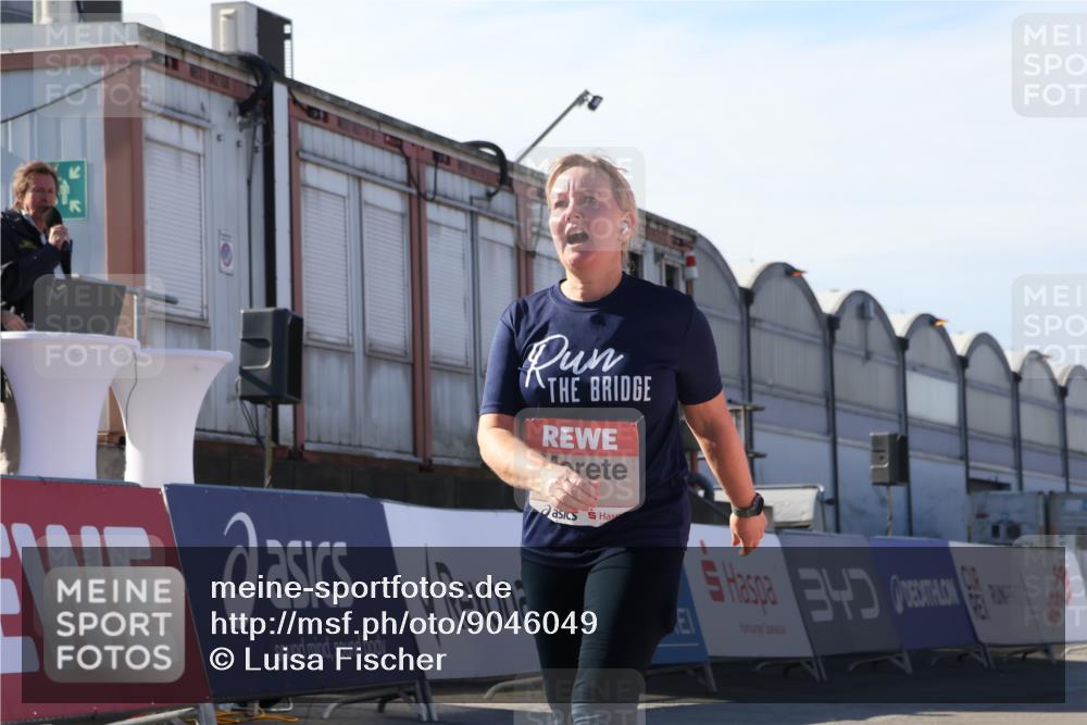03.10.2025 - Köhlbrandbrückenlauf Luisa Fischer http://msf.ph/oto/9046049 03.10.2025 13:46:59 Ziel 7034, 5275, 5295, 5372, 5388, 6558 meine-sportfotos.de