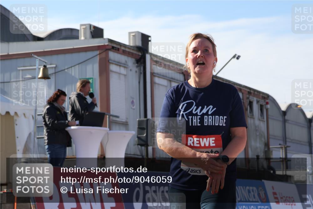 03.10.2025 - Köhlbrandbrückenlauf Luisa Fischer http://msf.ph/oto/9046059 03.10.2025 13:47:00 Ziel 7034, 5275, 5295, 5372, 5388, 6558 meine-sportfotos.de