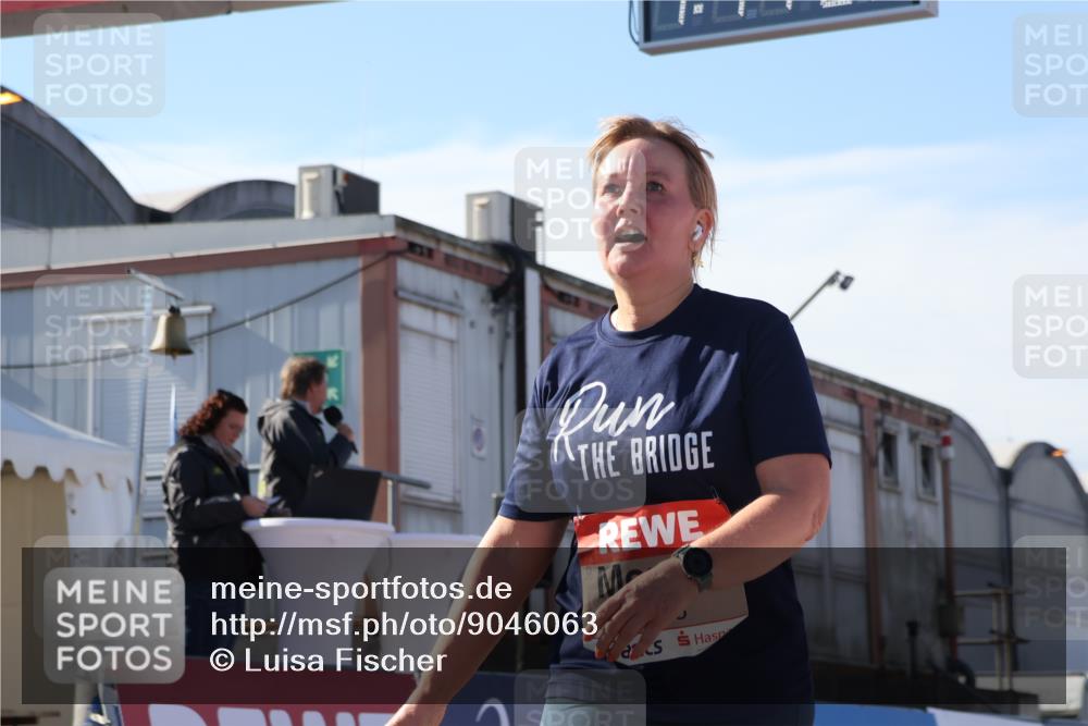 03.10.2025 - Köhlbrandbrückenlauf Luisa Fischer http://msf.ph/oto/9046063 03.10.2025 13:47:01 Ziel 7034, 5295, 5372, 6558 meine-sportfotos.de