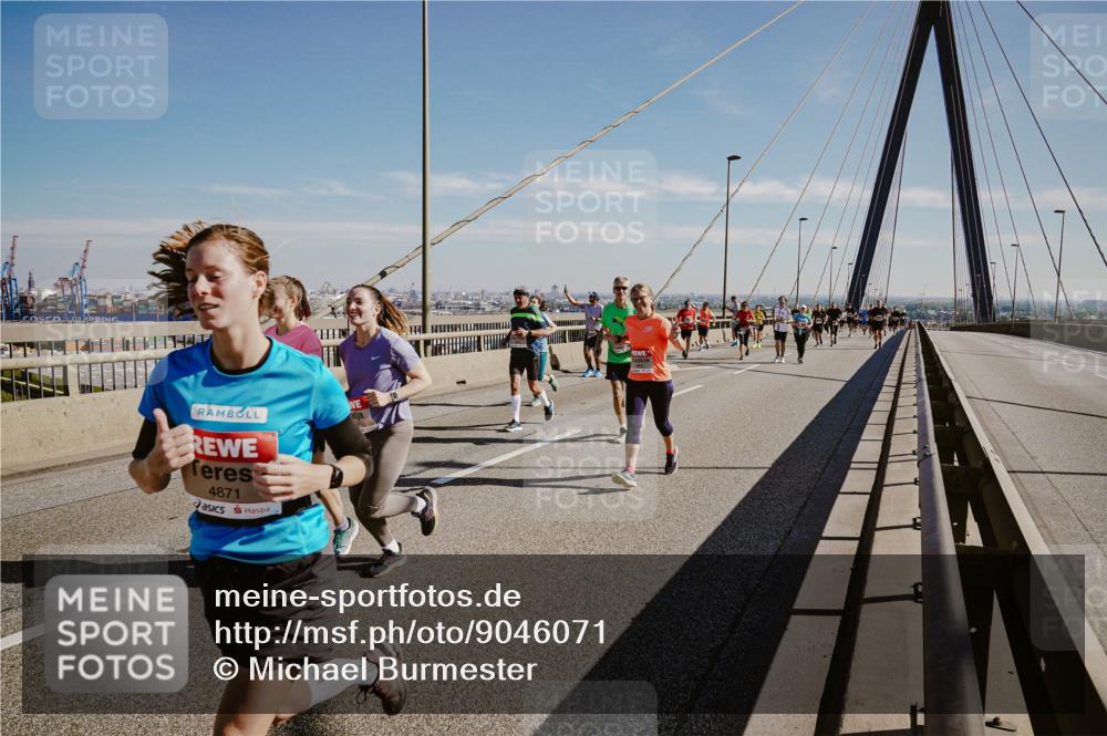 03.10.2025 - Köhlbrandbrückenlauf Michael Burmester http://msf.ph/oto/9046071 03.10.2025 12:28:32 Position 1 4871 meine-sportfotos.de
