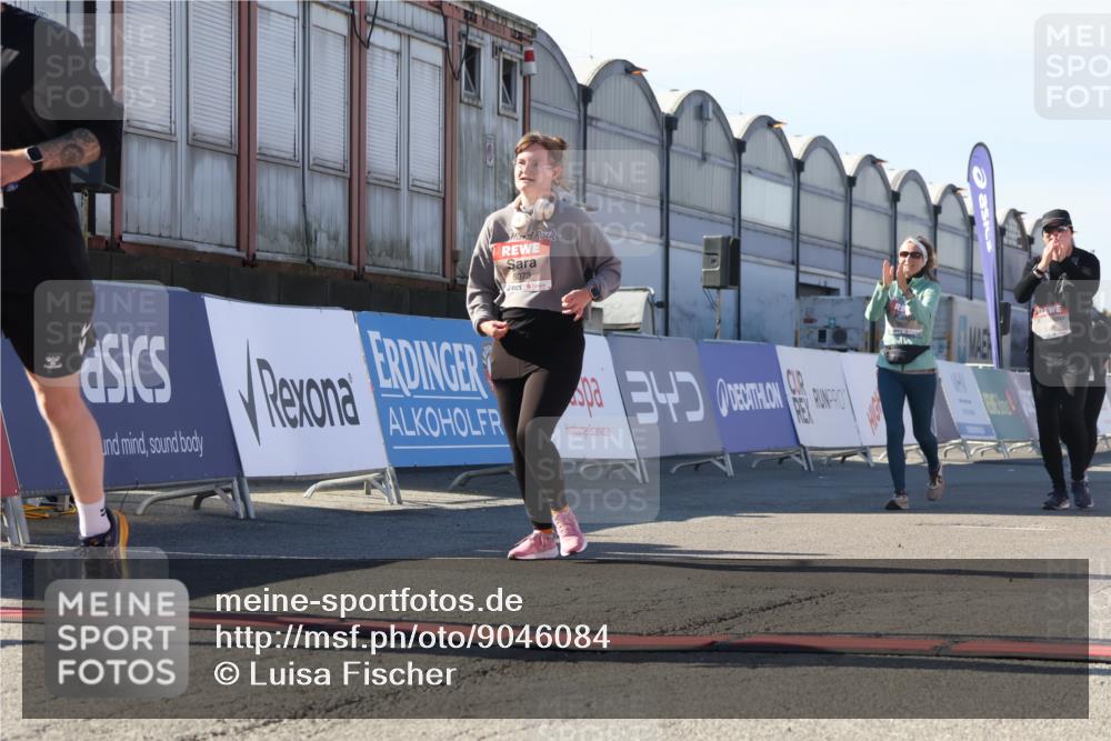 03.10.2025 - Köhlbrandbrückenlauf Luisa Fischer http://msf.ph/oto/9046084 03.10.2025 13:47:10 Ziel 7015, 5136, 5635, 5636, 6073 meine-sportfotos.de