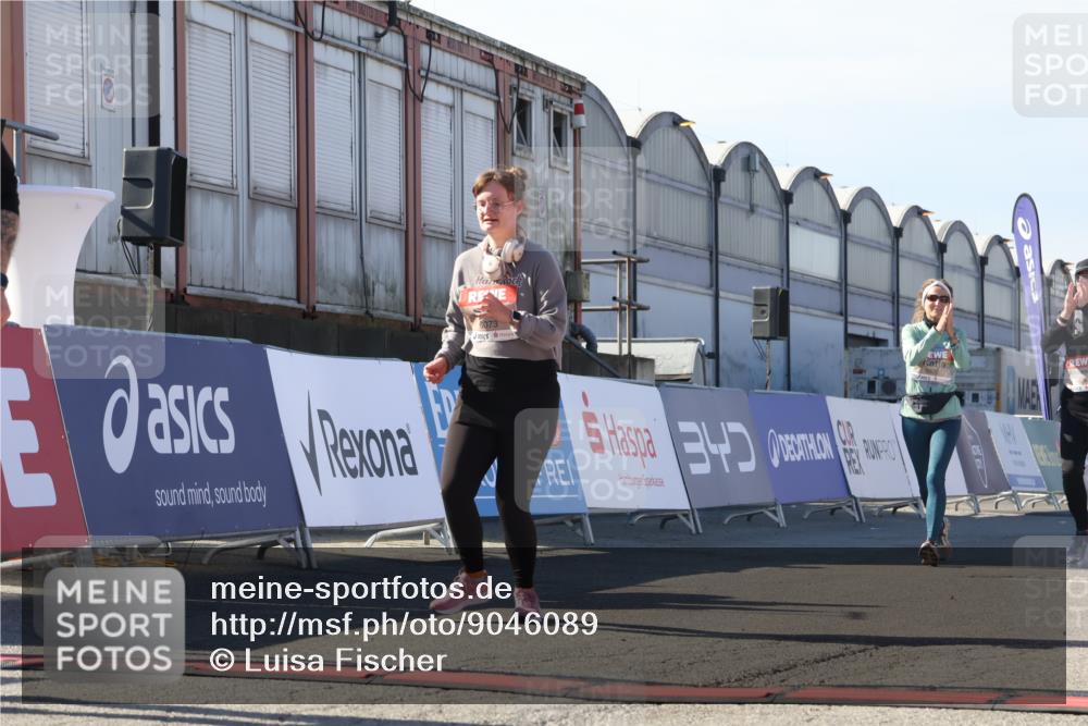 03.10.2025 - Köhlbrandbrückenlauf Luisa Fischer http://msf.ph/oto/9046089 03.10.2025 13:47:10 Ziel 7015, 5136, 5635, 5636, 6073 meine-sportfotos.de