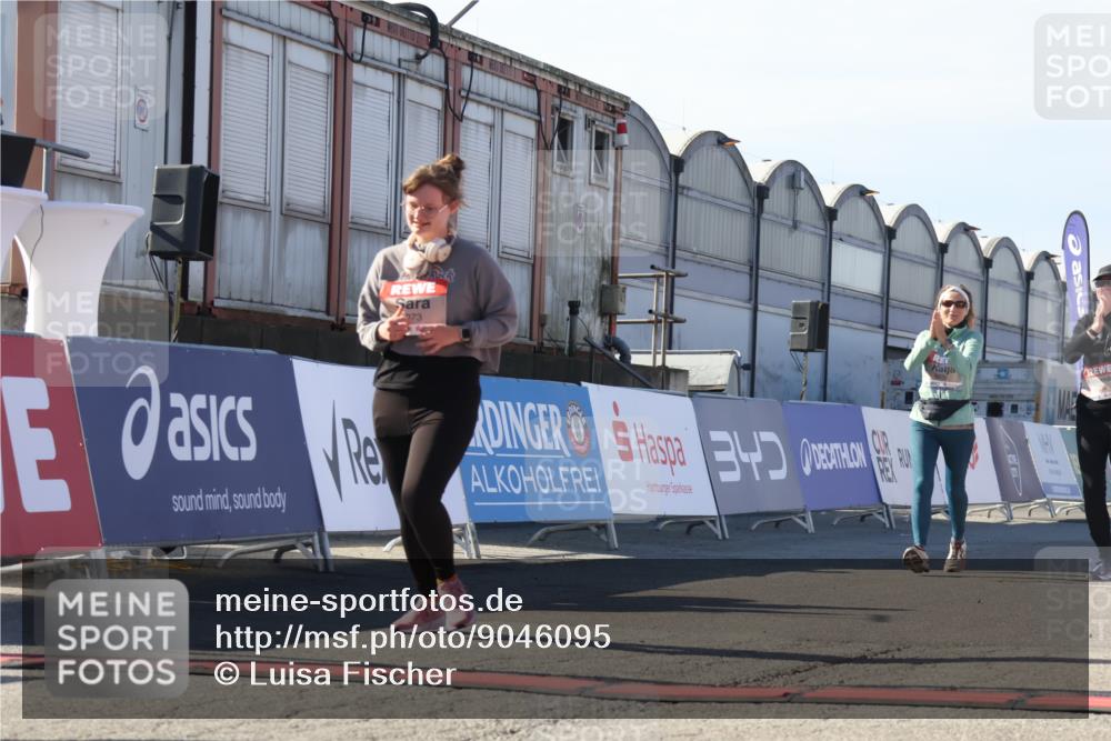 03.10.2025 - Köhlbrandbrückenlauf Luisa Fischer http://msf.ph/oto/9046095 03.10.2025 13:47:10 Ziel 7015, 5136, 5635, 5636, 6073 meine-sportfotos.de