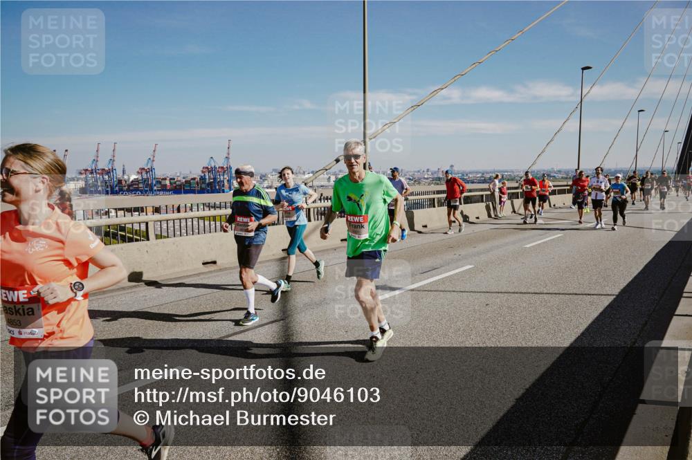 03.10.2025 - Köhlbrandbrückenlauf Michael Burmester http://msf.ph/oto/9046103 03.10.2025 12:28:34 Position 1 4853 meine-sportfotos.de