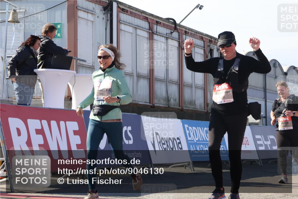 03.10.2025 - Köhlbrandbrückenlauf Luisa Fischer http://msf.ph/oto/9046130 03.10.2025 13:47:14 Ziel 7015, 5136, 5293, 5635, 5636, 6073 meine-sportfotos.de