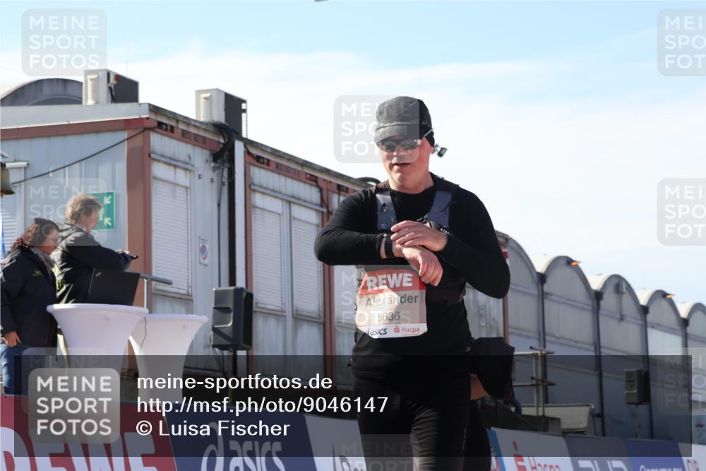 03.10.2025 - Köhlbrandbrückenlauf Luisa Fischer http://msf.ph/oto/9046147 03.10.2025 13:47:16 Ziel 7015, 5136, 5293, 5635, 5636, 6073 meine-sportfotos.de