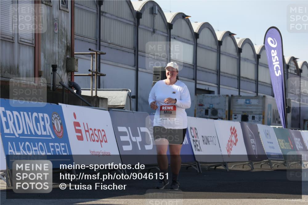 03.10.2025 - Köhlbrandbrückenlauf Luisa Fischer http://msf.ph/oto/9046151 03.10.2025 13:47:24 Ziel 5293, 5534, 5635, 5636 meine-sportfotos.de