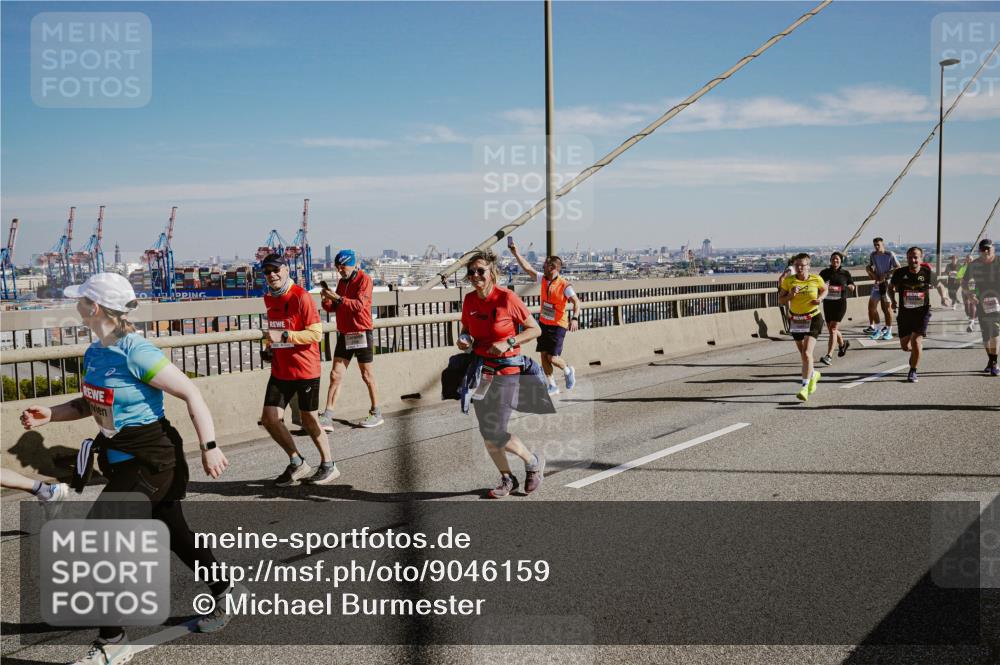 03.10.2025 - Köhlbrandbrückenlauf Michael Burmester http://msf.ph/oto/9046159 03.10.2025 12:28:39 Position 1  meine-sportfotos.de