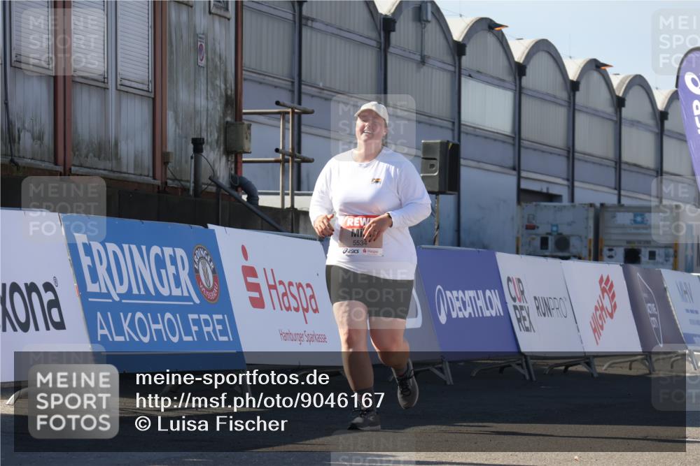 03.10.2025 - Köhlbrandbrückenlauf Luisa Fischer http://msf.ph/oto/9046167 03.10.2025 13:47:25 Ziel 8787, 5293, 5534, 5635, 5636 meine-sportfotos.de