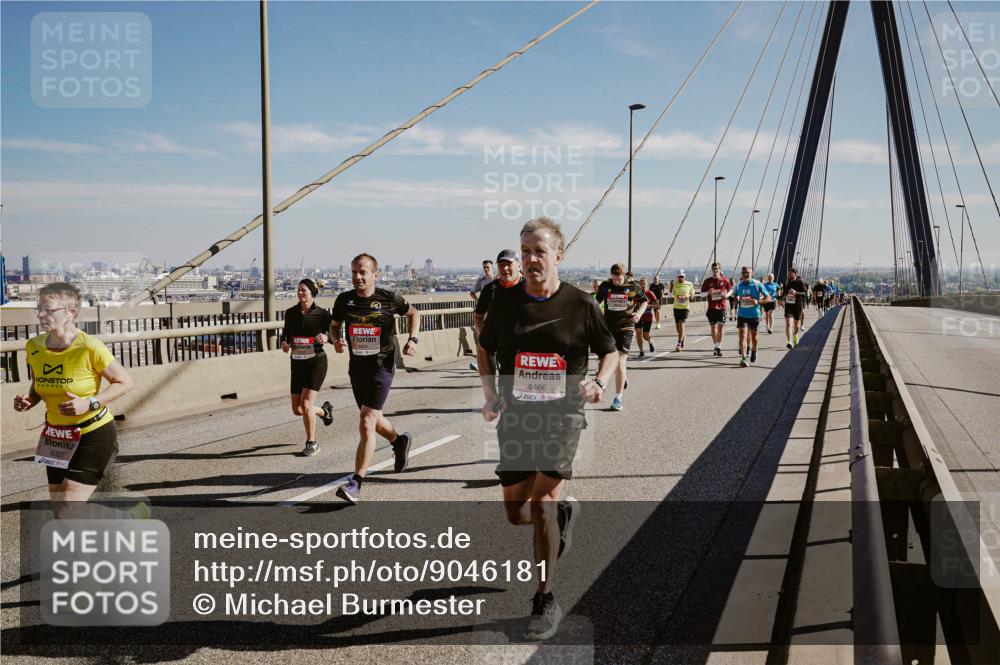 03.10.2025 - Köhlbrandbrückenlauf Michael Burmester http://msf.ph/oto/9046181 03.10.2025 12:28:41 Position 1 6327, 4431, 6466 meine-sportfotos.de