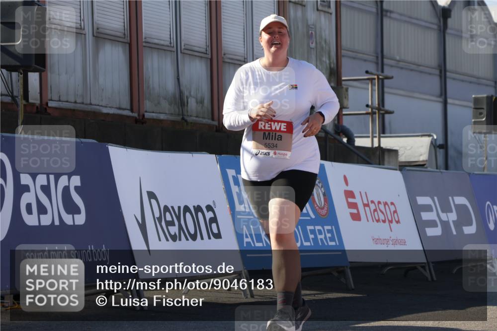 03.10.2025 - Köhlbrandbrückenlauf Luisa Fischer http://msf.ph/oto/9046183 03.10.2025 13:47:27 Ziel 8787, 5293, 5534 meine-sportfotos.de