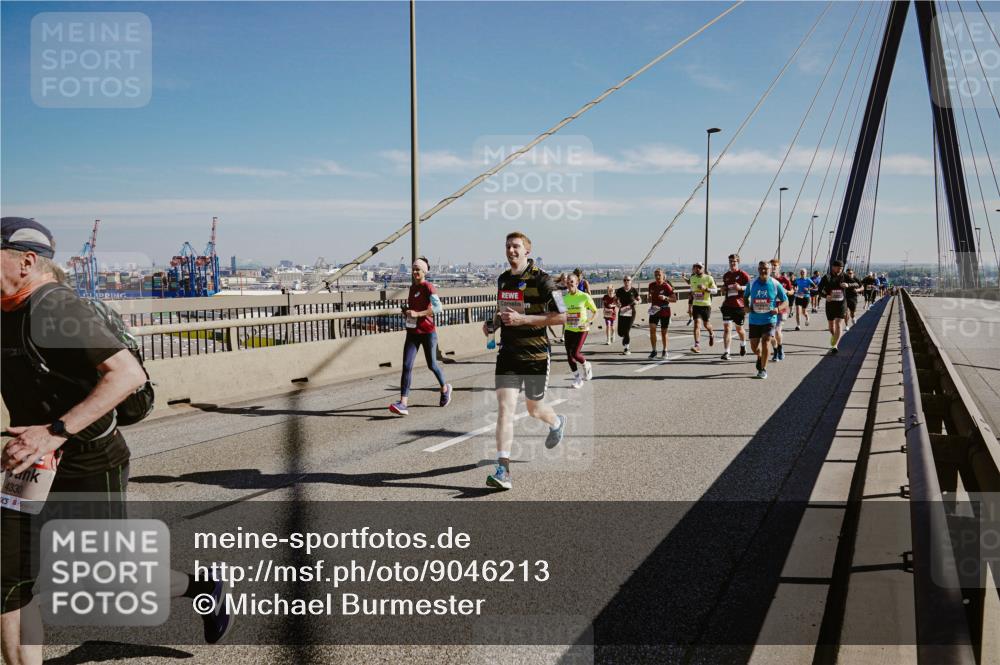 03.10.2025 - Köhlbrandbrückenlauf Michael Burmester http://msf.ph/oto/9046213 03.10.2025 12:28:43 Position 1 4330 meine-sportfotos.de