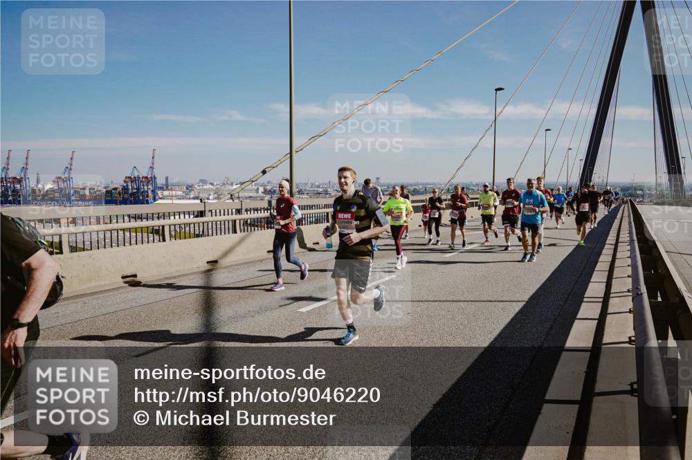 03.10.2025 - Köhlbrandbrückenlauf Michael Burmester http://msf.ph/oto/9046220 03.10.2025 12:28:43 Position 1  meine-sportfotos.de