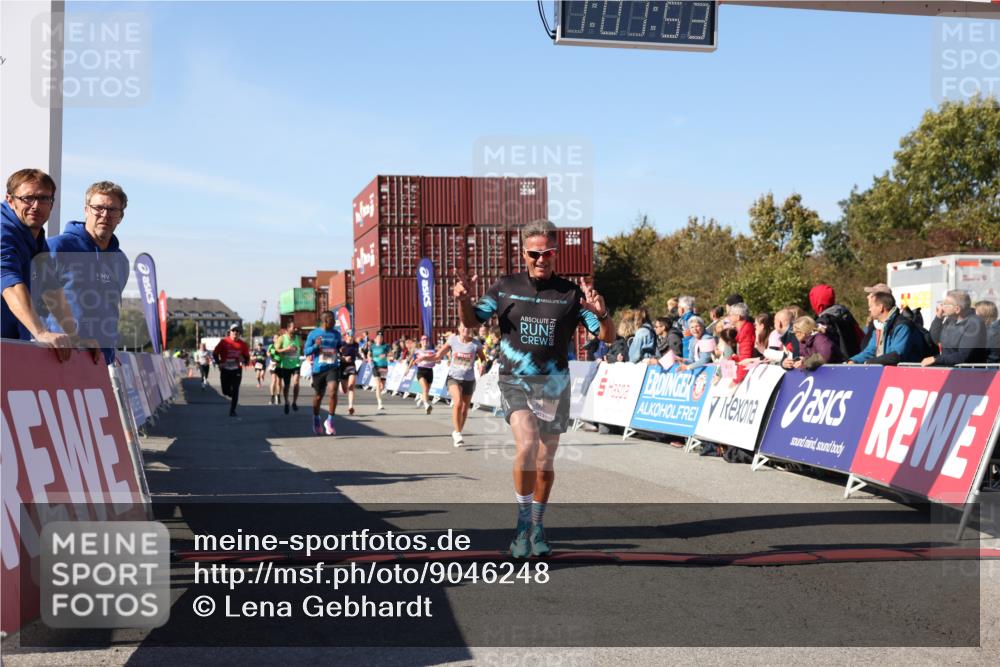 03.10.2025 - Köhlbrandbrückenlauf Lena Gebhardt http://msf.ph/oto/9046248 03.10.2025 13:01:54 Ziel 4025, 4118, 4162, 4206, 4258, 4543, 5671, 5692, 5703, 5718, 5739, 6235 meine-sportfotos.de