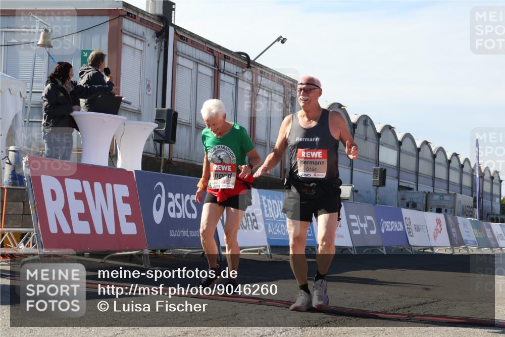 03.10.2025 - Köhlbrandbrückenlauf Luisa Fischer http://msf.ph/oto/9046260 03.10.2025 13:48:12 Ziel 5735, 6164, 6165 meine-sportfotos.de
