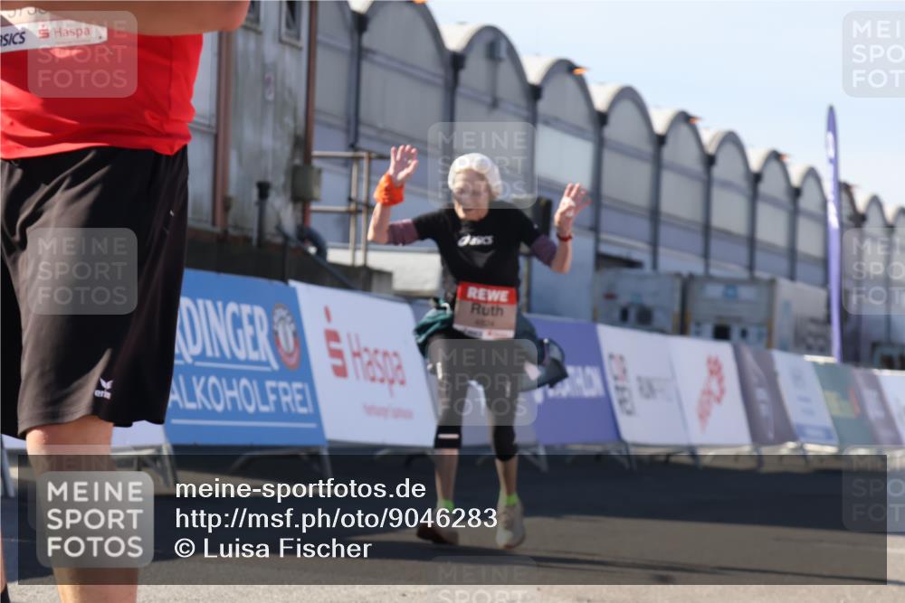 03.10.2025 - Köhlbrandbrückenlauf Luisa Fischer http://msf.ph/oto/9046283 03.10.2025 13:48:17 Ziel 4824, 5735, 6164, 6165 meine-sportfotos.de