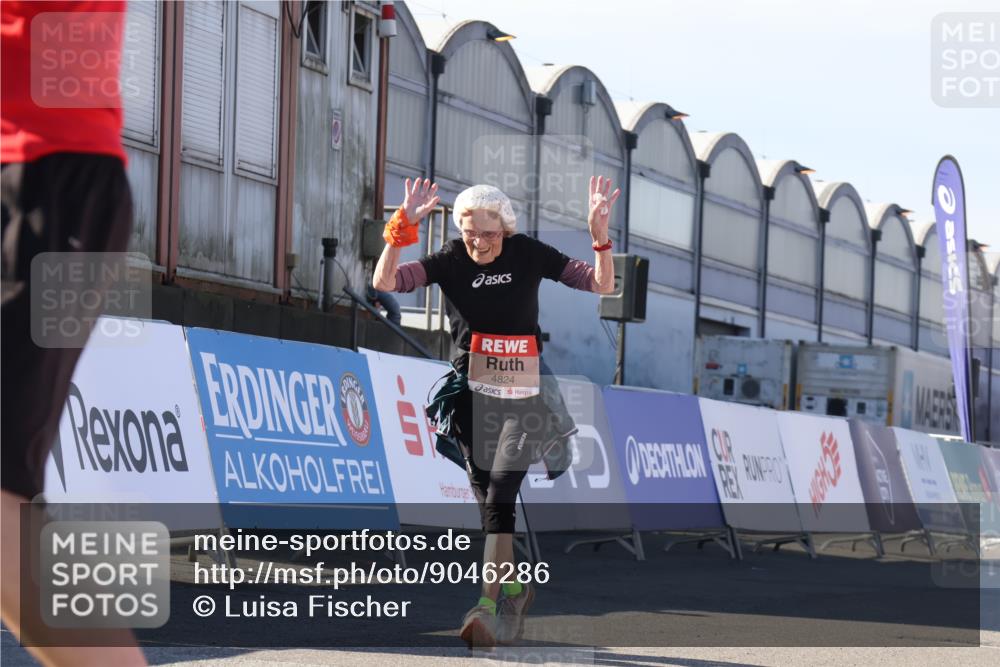 03.10.2025 - Köhlbrandbrückenlauf Luisa Fischer http://msf.ph/oto/9046286 03.10.2025 13:48:18 Ziel 4824, 5735, 6164, 6165 meine-sportfotos.de