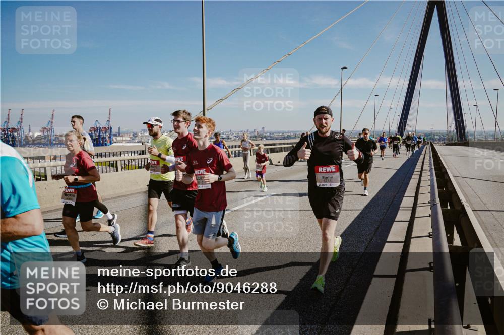 03.10.2025 - Köhlbrandbrückenlauf Michael Burmester http://msf.ph/oto/9046288 03.10.2025 12:28:46 Position 1 6744 meine-sportfotos.de