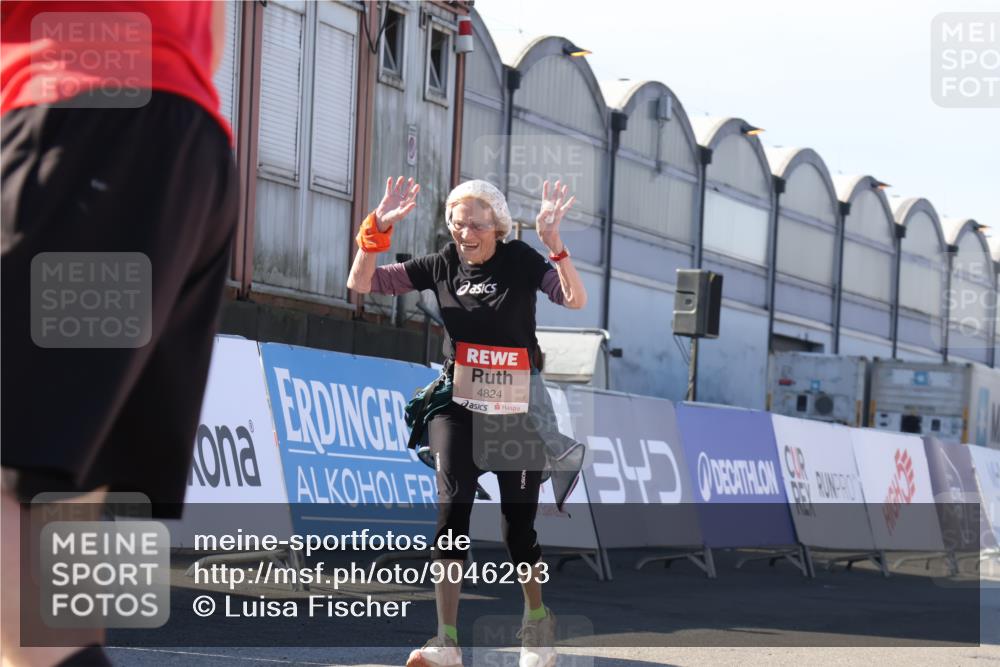 03.10.2025 - Köhlbrandbrückenlauf Luisa Fischer http://msf.ph/oto/9046293 03.10.2025 13:48:18 Ziel 4824, 5735, 6164, 6165 meine-sportfotos.de