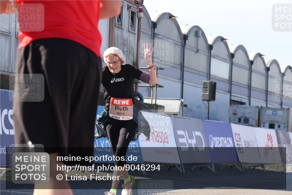 03.10.2025 - Köhlbrandbrückenlauf Luisa Fischer http://msf.ph/oto/9046294 03.10.2025 13:48:18 Ziel 4824, 5735, 6164, 6165 meine-sportfotos.de