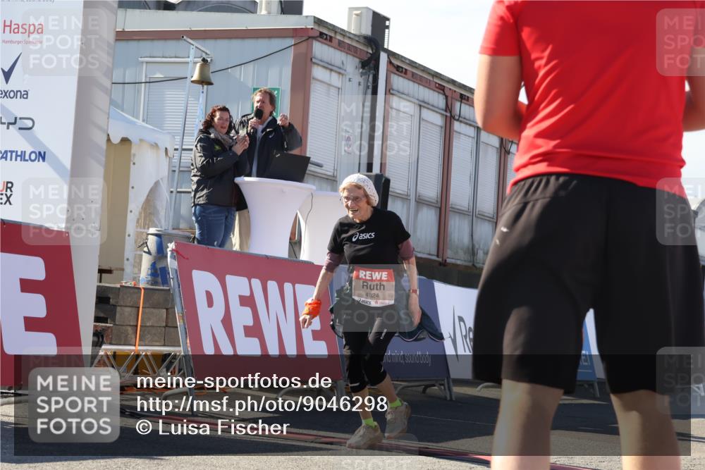 03.10.2025 - Köhlbrandbrückenlauf Luisa Fischer http://msf.ph/oto/9046298 03.10.2025 13:48:20 Ziel 4824, 5735, 6164, 6165 meine-sportfotos.de