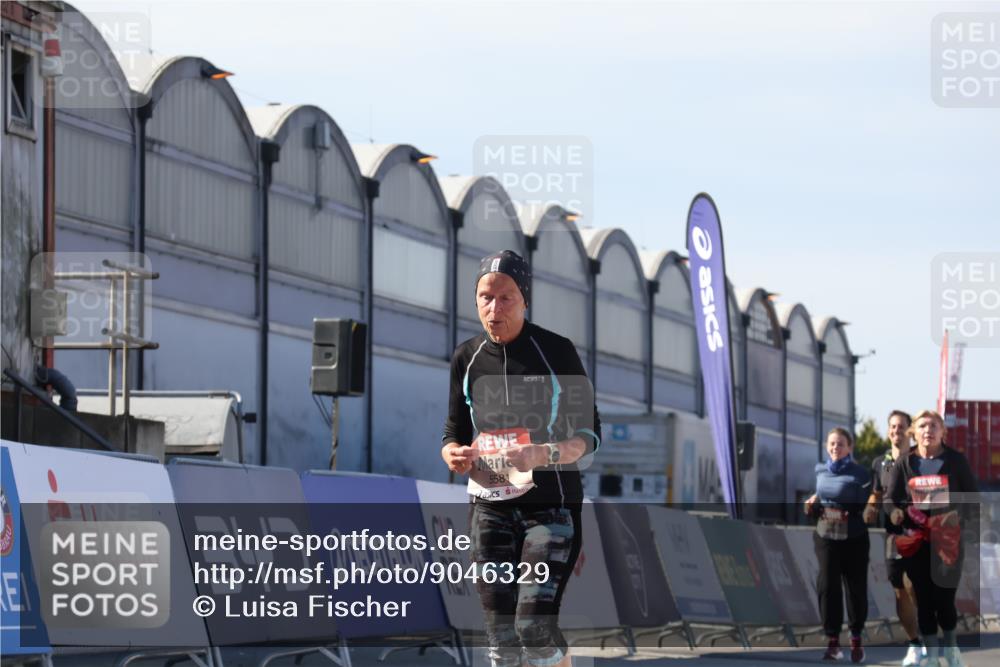 03.10.2025 - Köhlbrandbrückenlauf Luisa Fischer http://msf.ph/oto/9046329 03.10.2025 13:48:44 Ziel 8871, 5581 meine-sportfotos.de