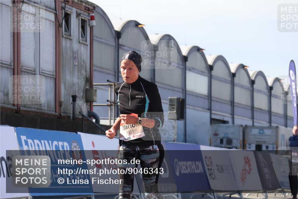 03.10.2025 - Köhlbrandbrückenlauf Luisa Fischer http://msf.ph/oto/9046343 03.10.2025 13:48:46 Ziel 7009, 8871, 5581 meine-sportfotos.de